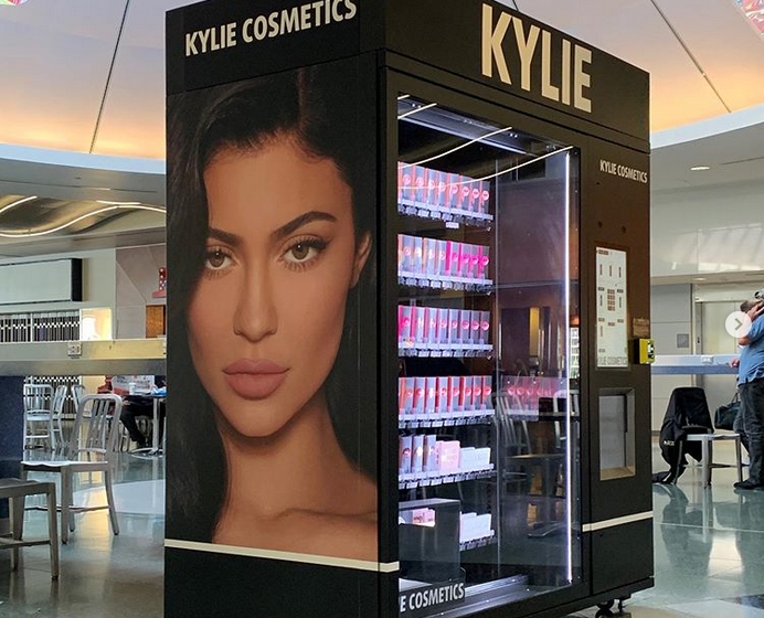现在拉斯维加斯机场有凯莉化妆品自动售货机