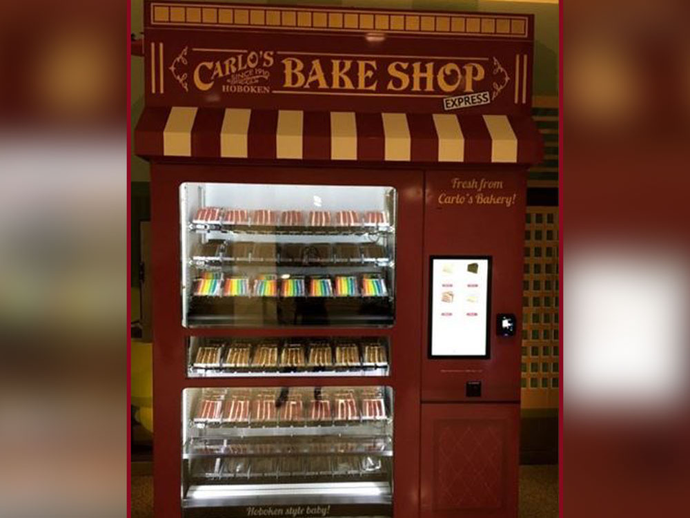 在多伦多蛋糕面包店老板Carlo把甜点放到自动售货机售卖